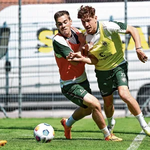 Philipp Treu im Zweikampf mit Luca Günther