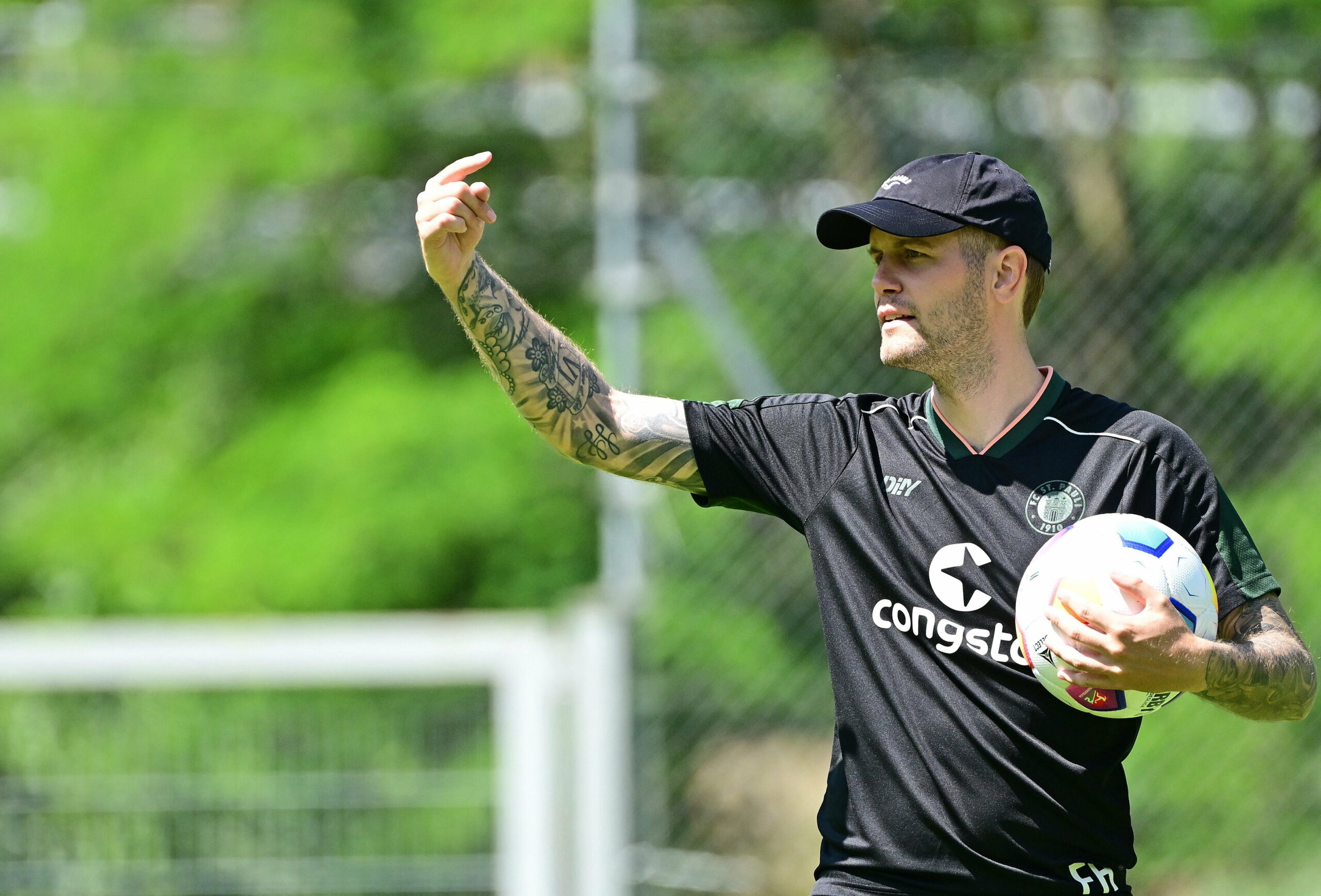 Fabian Hürzeler gibt beim Training Anweisungen