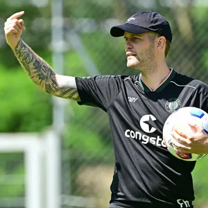 Fabian Hürzeler gibt beim Training Anweisungen