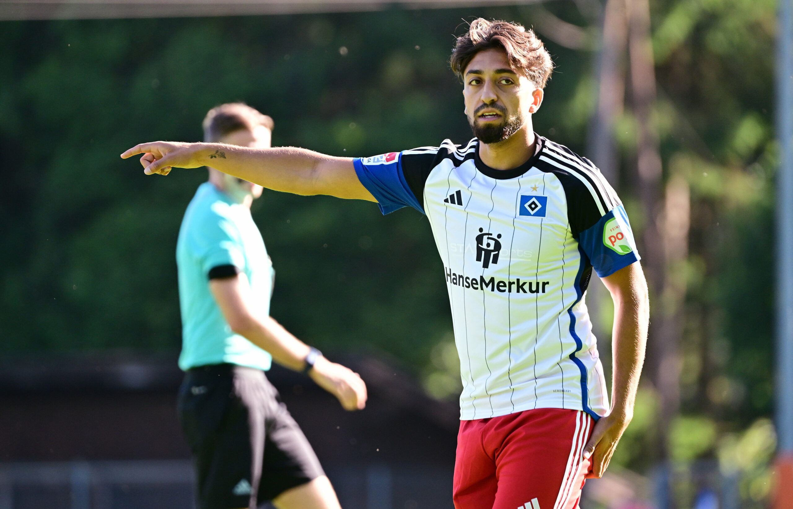 Immanuel Pherai dirigiert im Testspiel gegen Pilsen