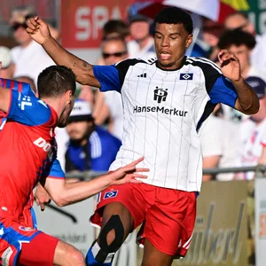 HSV-Stürmer Ransford Königsdörffer im neuen Trikot