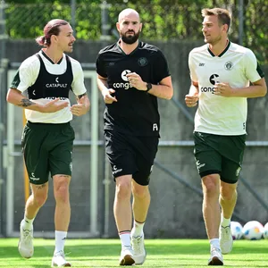 Jackson Irvine, Frederik Bokelmann und Hauke Wahl beim Lauftraining