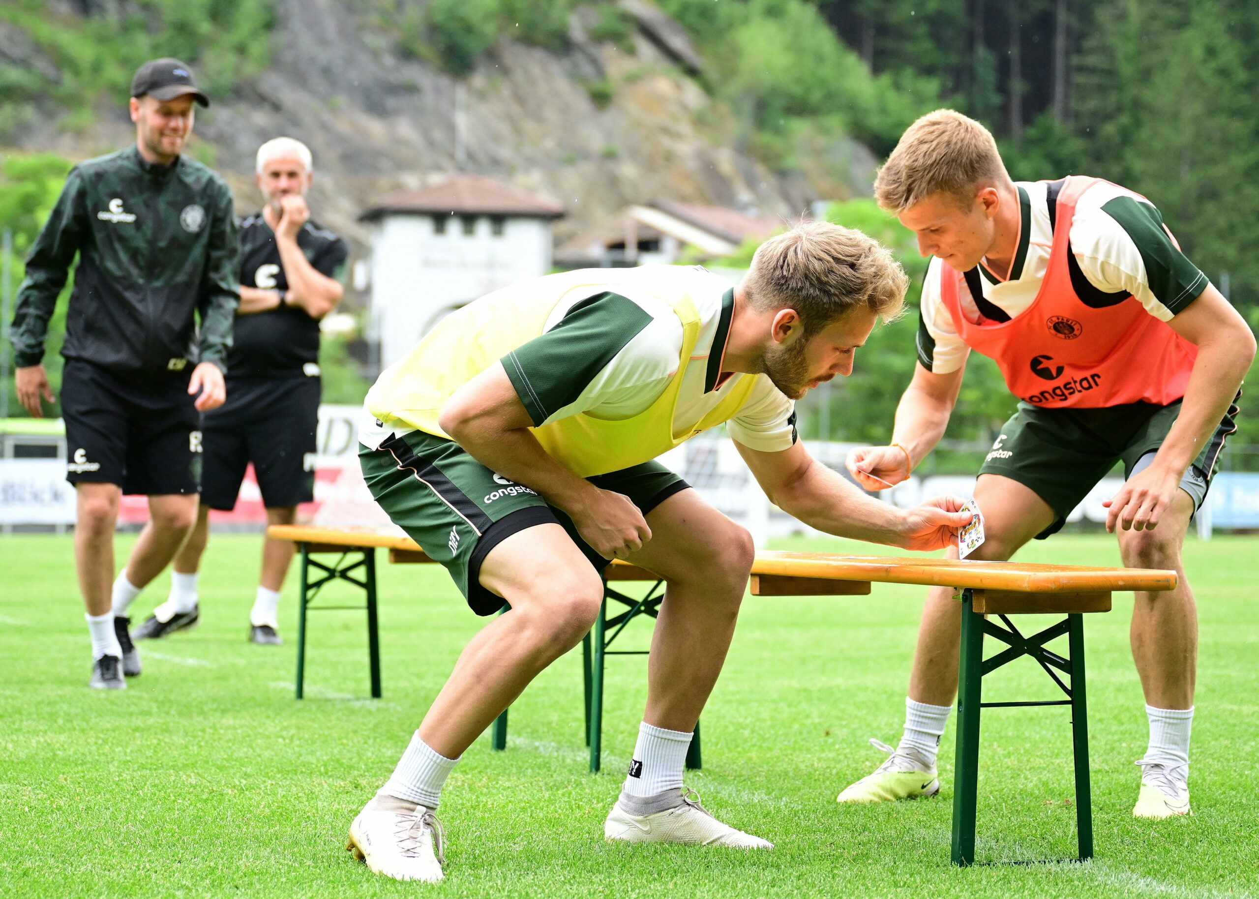 Lars Ritzka und David Otto beim Karten-Warmmach-Spielchen