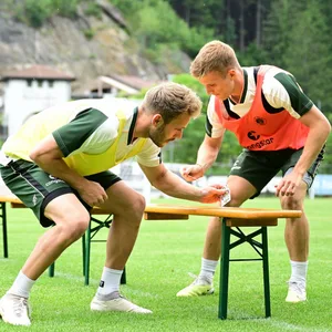 Lars Ritzka und David Otto beim Karten-Warmmach-Spielchen