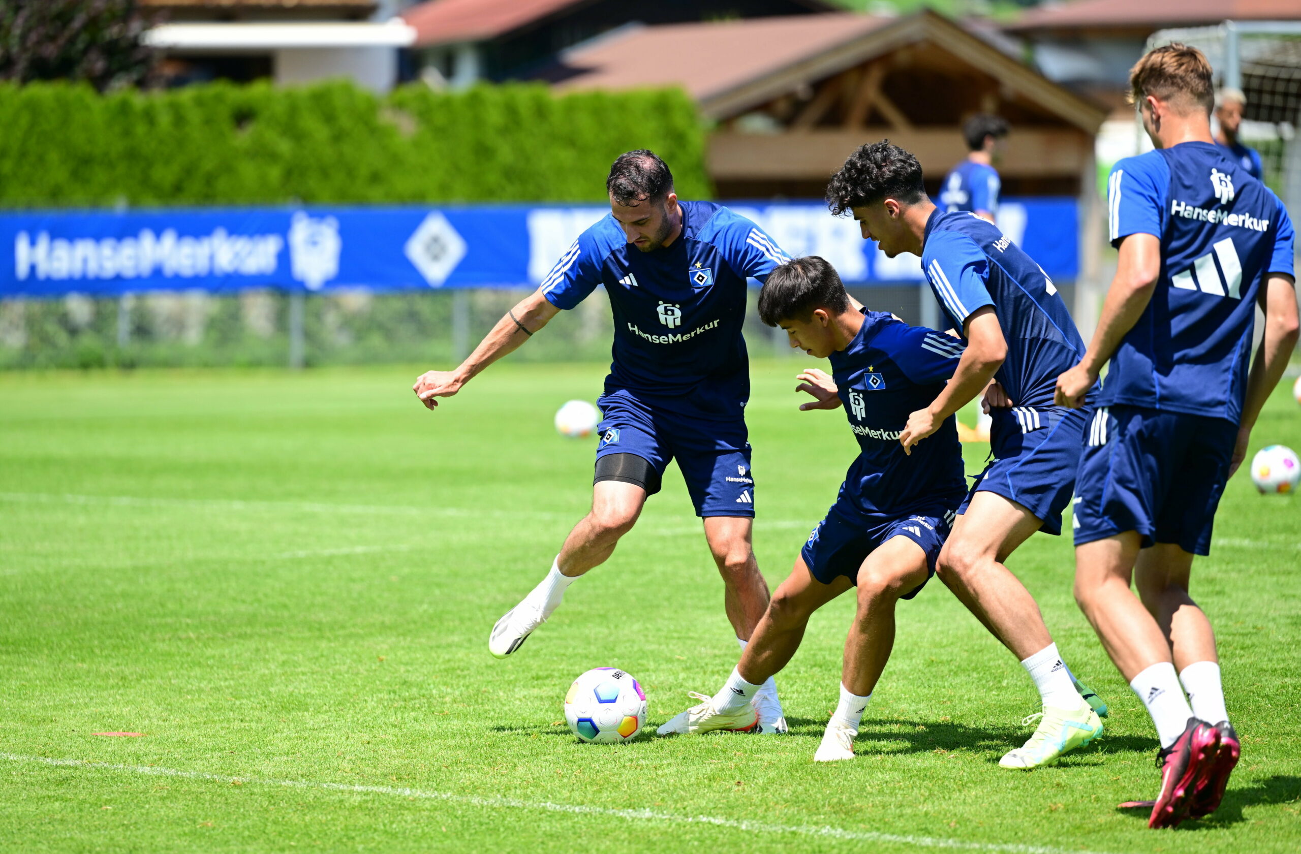 Levin Öztunali mit anderen HSV-Spielern im Trainingslager