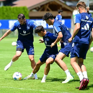 Levin Öztunali mit anderen HSV-Spielern im Trainingslager