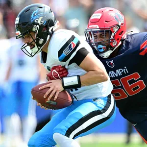 Der neue Seeteufel-Verteidiger Taylor Michael stoppt Gegenspieler Matthew Vitale.