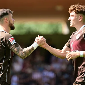 Marcel Hartel und Philipp Treu klatschen ab