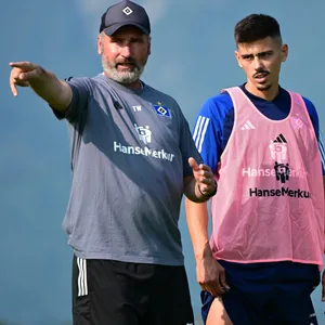 Dennis Hadzikadunic mit HSV-Trainer Tim Walter