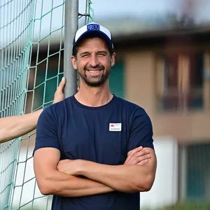 Jonas Boldt lacht im HSV-Trainingslager am Spielfeldrand