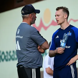 Wenn er mal in St. Johann auftauchte, konnte Sebastian Schonlau (r., hier im Gespräch mit Trainer Tim Walter) immer nur individuell üben.