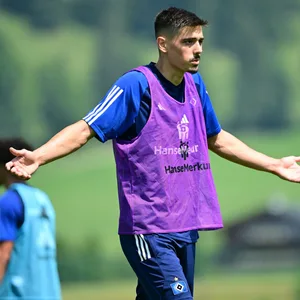 Dennis Hadzikadunic wirkt im HSV-Training ratlos