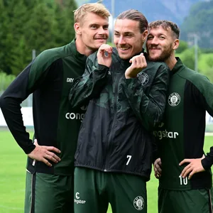 Jackson Irvine (M.) wird den FC St. Pauli künftig als Kapitän aufs Feld führen. Seine Stellvertreter sind Eric Smith (l.) und Marcel Hartel.