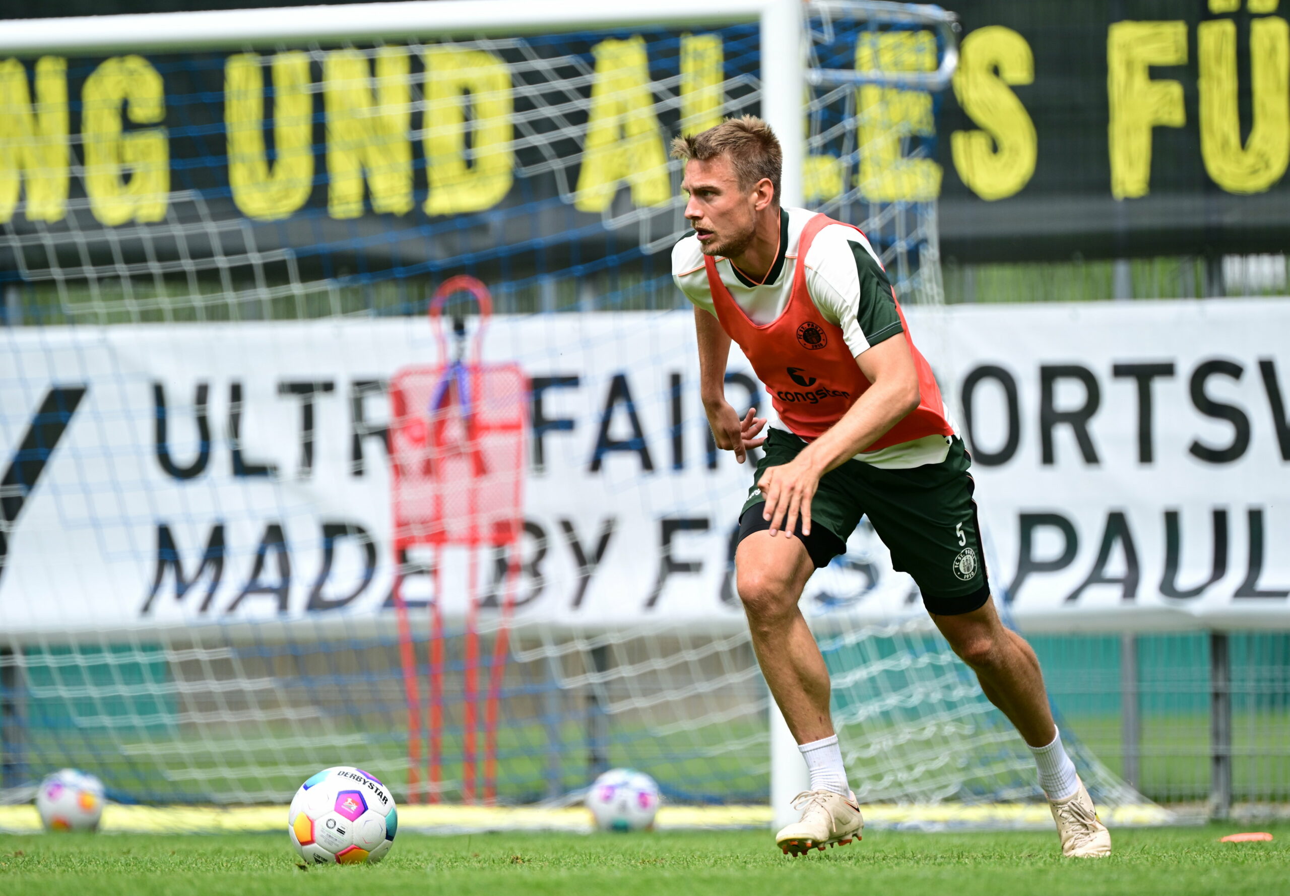 Hauke Wahl mit Leibchen im Training.