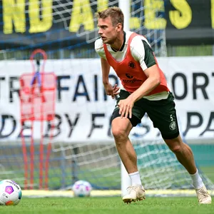 Hauke Wahl mit Leibchen im Training.