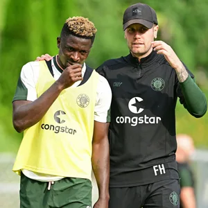 St. Paulis Trainer Fabian Hürzeler im Dialog mit Afeez Aremu