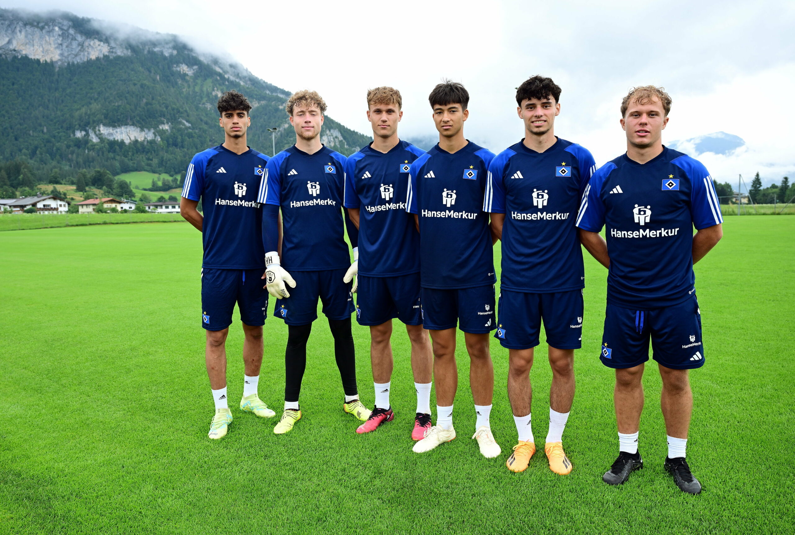 Die HSV-Talente Omar Megeed, Hannes Hermann, Luis Seifert, Felix Paschke, Nicolas Kisilowski und Tom Sanne