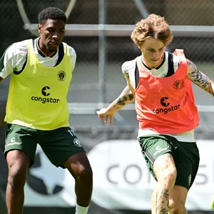 Niklas Jessen (M./gegen Marcel Hartel, r., und Oladapo Afolayan) wurde als einer von drei U23-Spielern eigens für die beiden Testspiele eingeflogen.