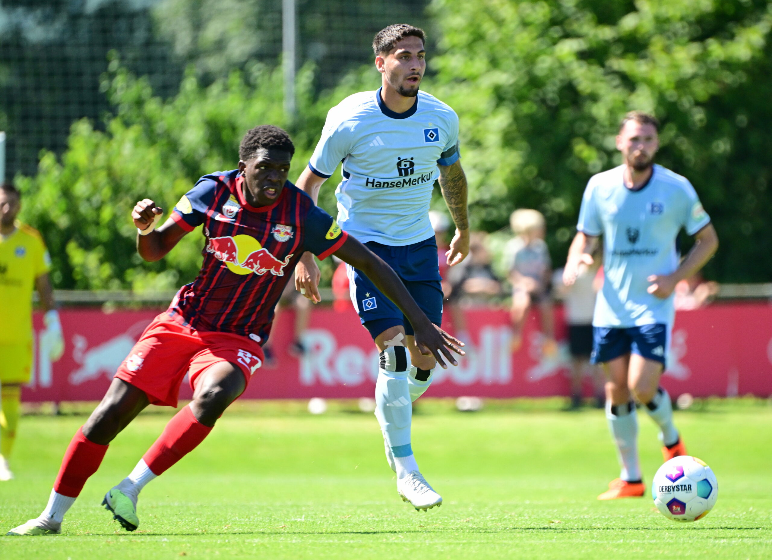 Ludovit Reis im Zweikampf beim Testspiel gegen RB Salzburg