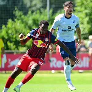 Ludovit Reis im Zweikampf beim Testspiel gegen RB Salzburg