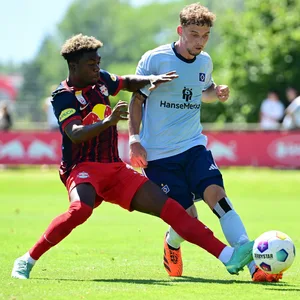 Amankwah Forson von RB Salzburg gegen Moritz Heyer vom HSV