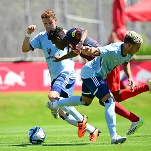 Es hakt noch im Zusammenspiel wie hier gegen Salzburg zwischen Moritz Heyer (l.) und William Mikelbrencis (r.).
