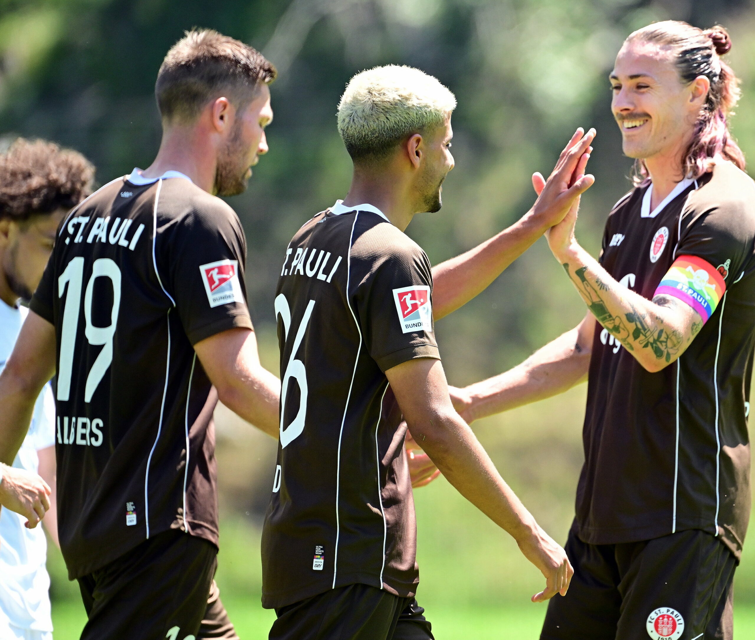 Jackson Irvine gratuliert Elias Saad zu einem Testspieltor des FC St. Pauli.