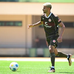 Elias Saad mit dem Ball am Fuß.