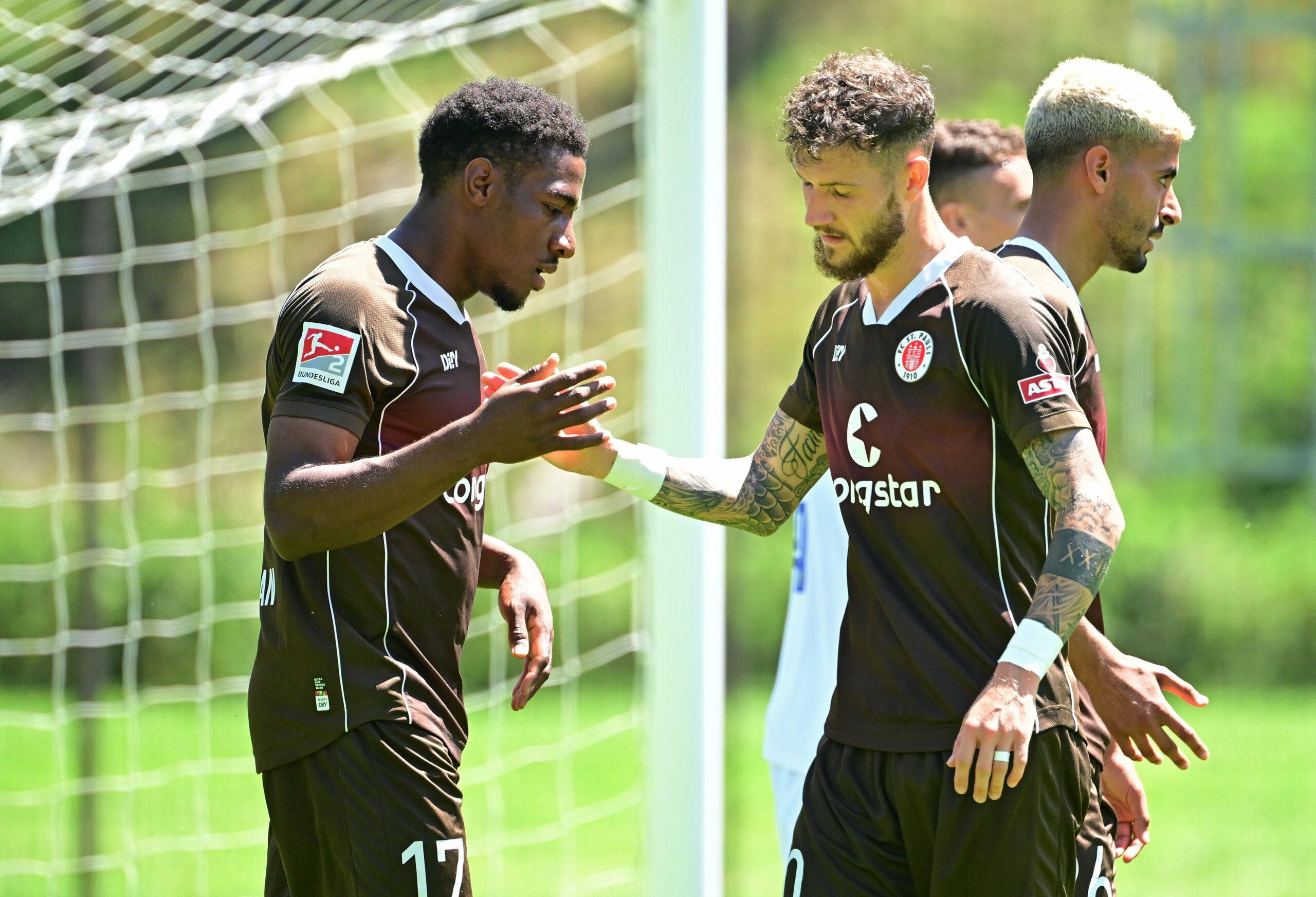 Marcel Hartel und Oladapo Afolayan schlagen nach dem Tor ein.