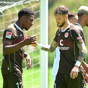 Marcel Hartel und Oladapo Afolayan schlagen nach dem Tor ein.