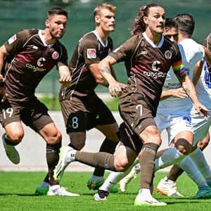 St. Pauli-Spieler laufen bei einer Ecke im Test gegen Randers FC ein