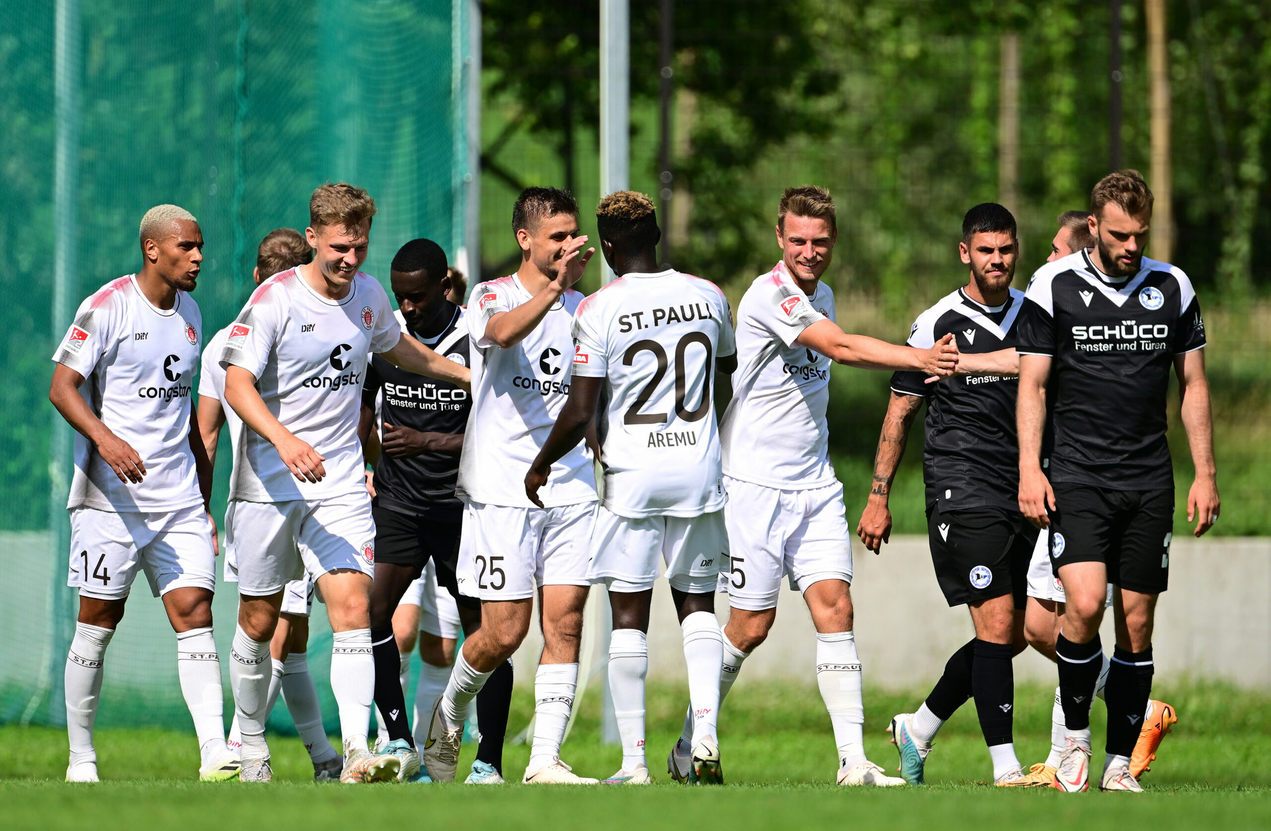 Die Spieler vom FC St.Pauli bejubeln das zweite Tor.