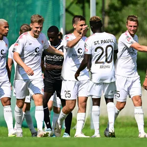 Die Spieler vom FC St.Pauli bejubeln das zweite Tor.