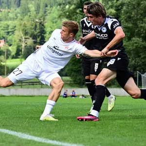 David Otto im Zweikampf mit Maximilian Grosser
