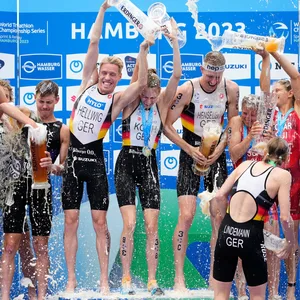 Das deutsche Triathlon-Team feiert den Gold-Triumph.