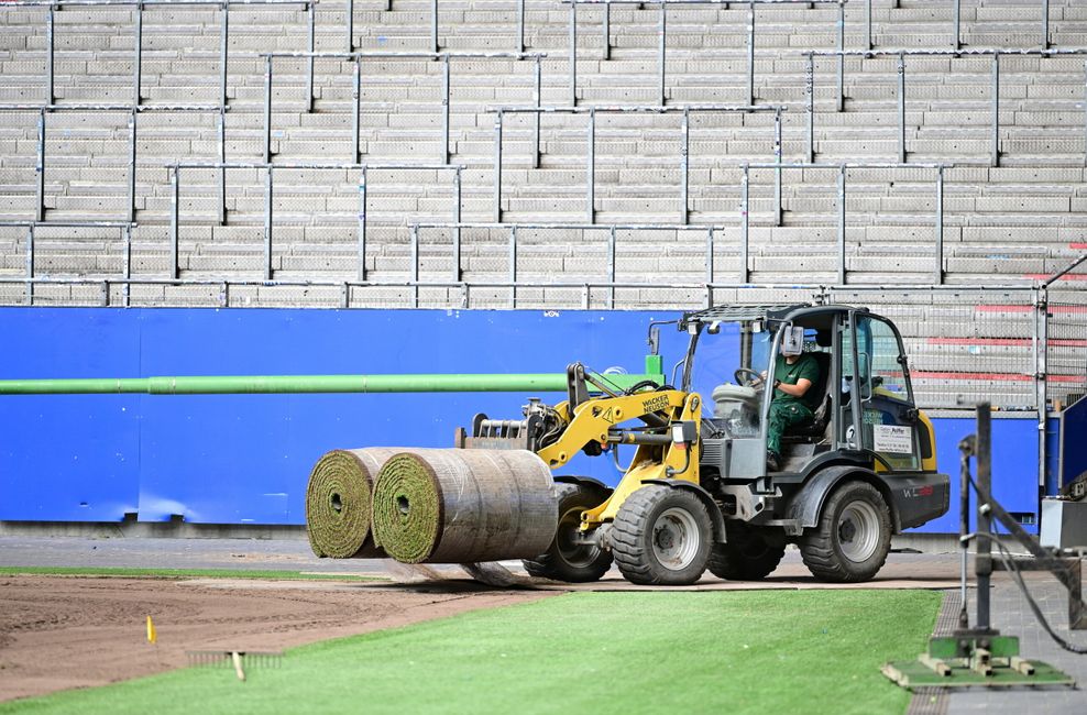 Frisches Grün für den Auftakt: Im Stadion wurde jüngst zum zweiten Mal innerhalb von nicht einmal zwei Monaten der Rollrasen gewechselt.