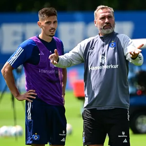 Dennis Hadzikadunic im Austausch mit HSV-Trainer Tim Walter