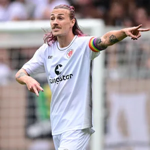 Jackson Irvine wird auch in dieser Saison Kapitän beim FC St. Pauli sein.