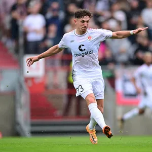 Philipp Treu kickt den Ball im Testspiel gegen Hapoel Tel Aviv.