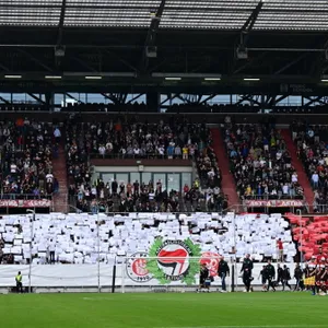 Die Südtribüne des Millerntorstadions beim Spiel gegen Hapoel Tel Aviv