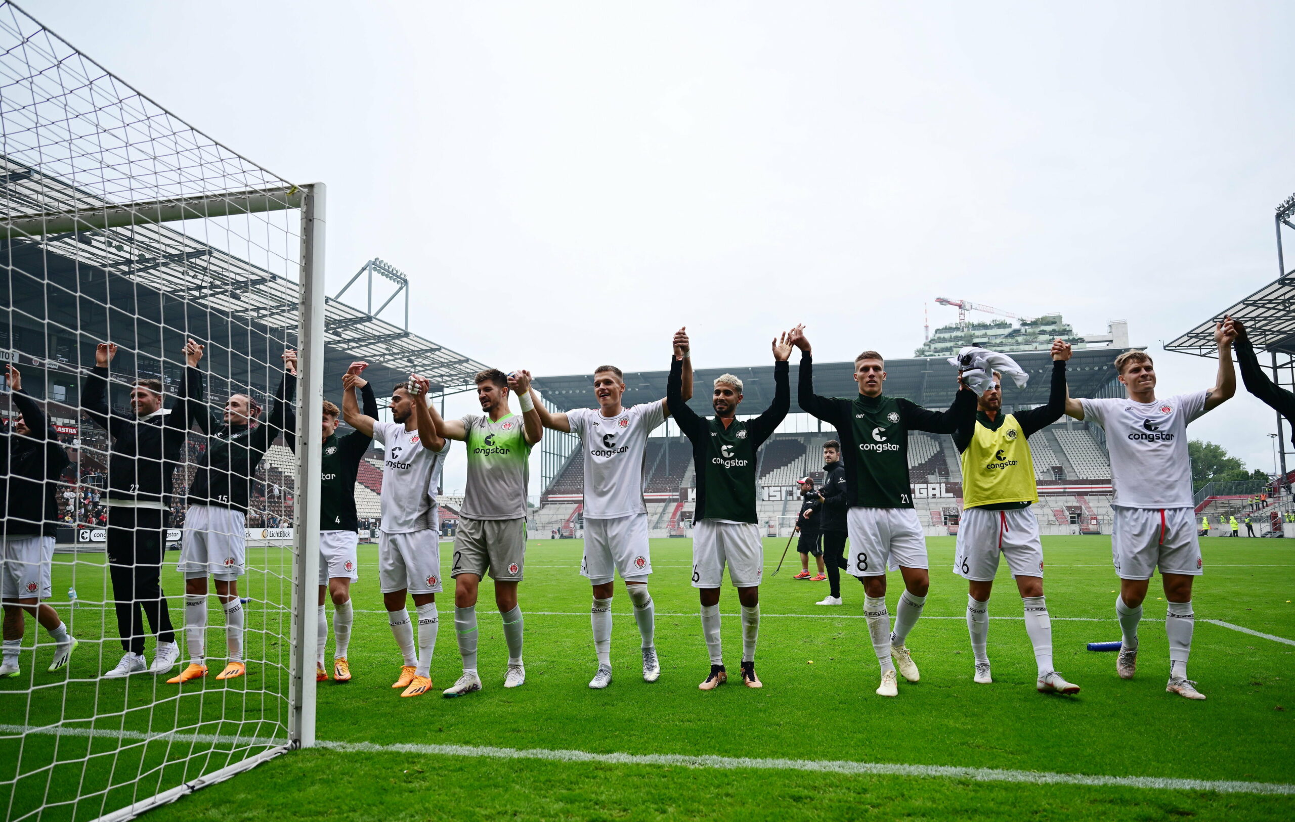 Mannschaft des FC St. Pauli feiert Sieg gegen Hapoel Tel Aviv