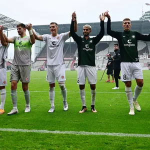 Mannschaft des FC St. Pauli feiert Sieg gegen Hapoel Tel Aviv