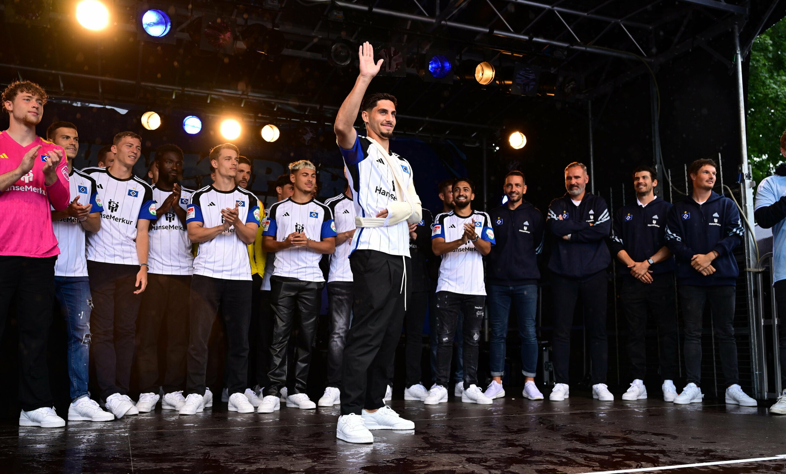 Mannschaft des HSV beim Volksparkfest, Ludovit Reis winkt mit Armschlinge den Fans zu