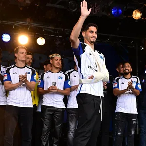 Mannschaft des HSV beim Volksparkfest, Ludovit Reis winkt mit Armschlinge den Fans zu