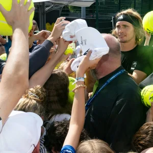 Alexander Zverev umringt von Fans am Rothenbaum