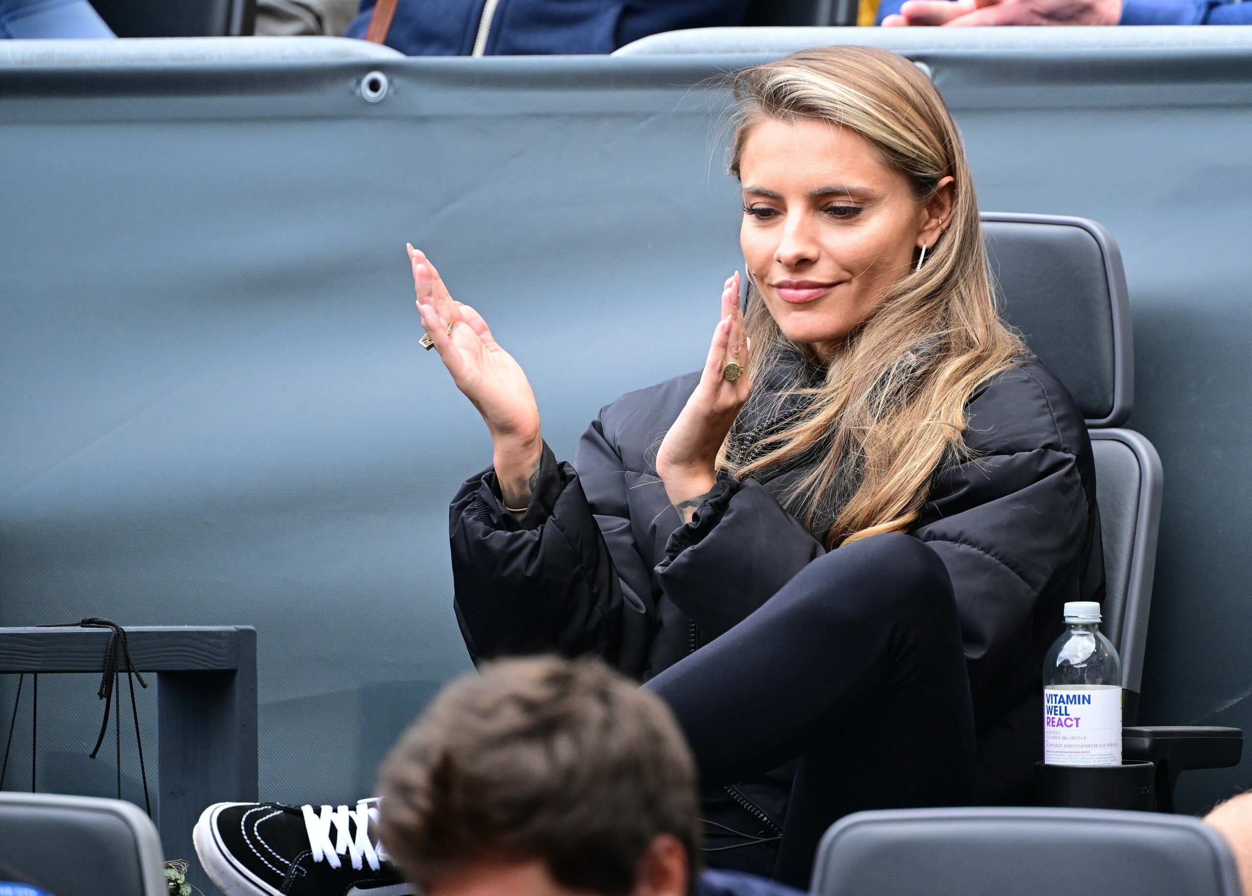 Sophia Thomalla applaudier