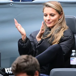 Sophia Thomalla applaudier