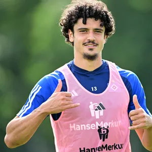 Guilherme Ramos gut gelaunt im HSV-Training