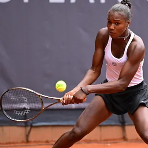 Noma Noha Akugue schlägt den Ball mit ihrer Rückhand.