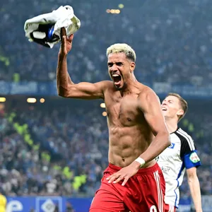 HSV-Stürmer Robert Glatzel bejubelt das Siegtor gegen Schalke ohne Trikot
